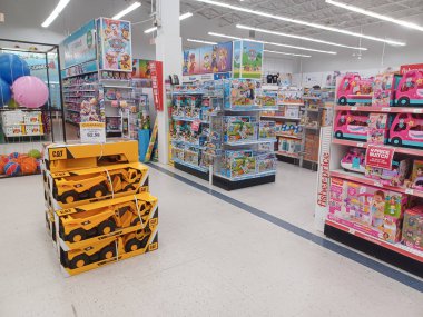 Toronto, On, Kanada - 27 Kasım 2024 Oyuncaklar R Us mağazasındaki oyuncaklarla birlikte raflara bakın.
