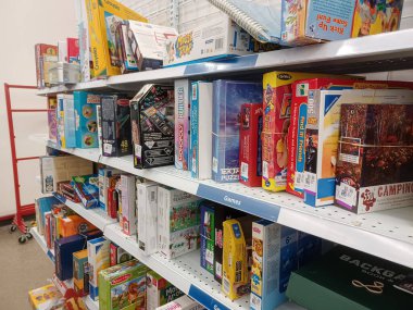 Toronto, On, Kanada - 27 Kasım 2024: Value Village ikinci el mağazasındaki oyuncak bölümüne bakın