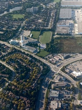 Mississauga, On, Kanada 26 Eylül 2024: Bir uçak yeşil alanlarla çevrili parkları, evleri ve orta katlı binaları gözler önüne sererek Mississauga banliyösü üzerinde uçuyor..