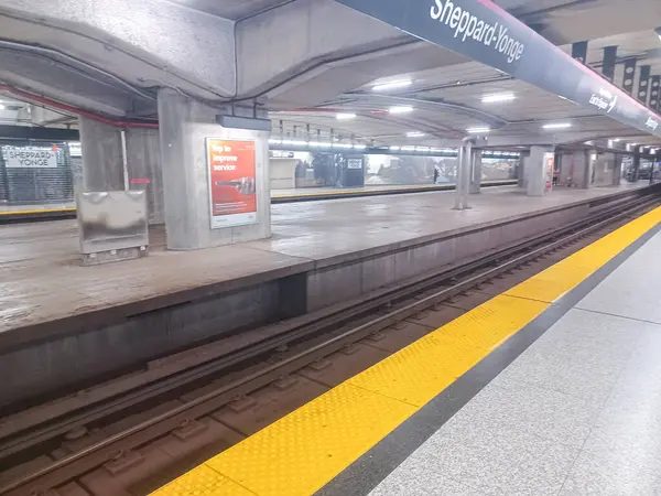 Toronto, ON, Kanada - 27 Nisan 2025: İçerideki Sheppard-Younge metro istasyonuna bakın