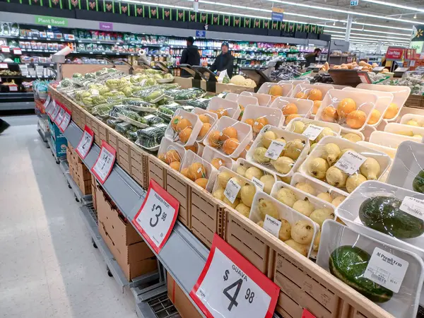 Toronto, ON, Kanada - 27 Nisan 2025: Walmart süpermarketindeki üretim departmanına bakın.