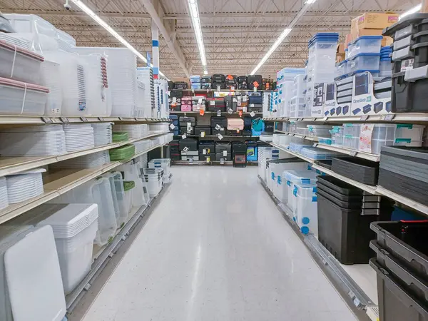 Toronto, ON, Kanada - 27 Nisan 2025: Walmart süpermarketinin malzeme bölümüne bakın.