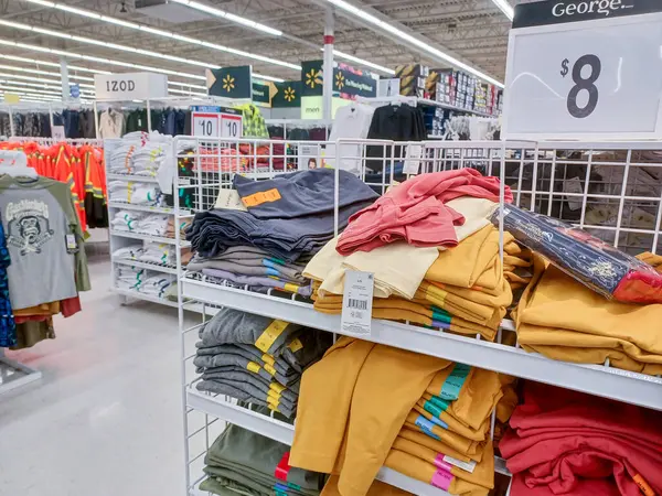 Toronto, ON, Kanada - 27 Nisan 2025: Walmart süpermarketinin malzeme bölümüne bakın.