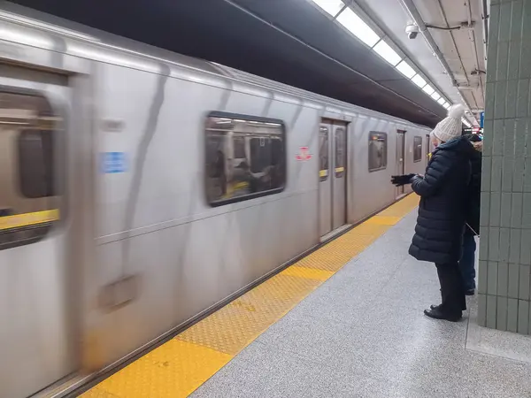 Toronto, ON, Kanada - 27 Nisan 2025: Osgoode metro istasyonunda (Yeşil Hat) görüntüle