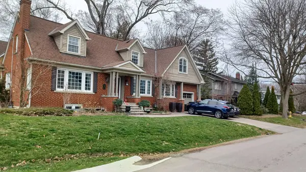 Toronto, ON, Kanada - 13 Nisan 2025: Bulutlu bir günde Etobikola bölgesinde yan yana duran iki farklı mesken.