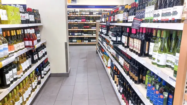 Toronto, On, Kanada - 27 Nisan 2025: LCBO alkol mağazasının iç görünümü