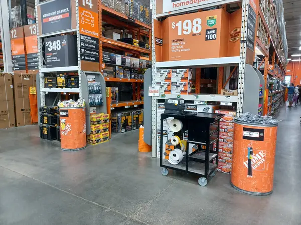 Toronto, On, Kanada - 21 Aralık 2024: Home Depot 'taki rafların ve rafların görüntüsü.