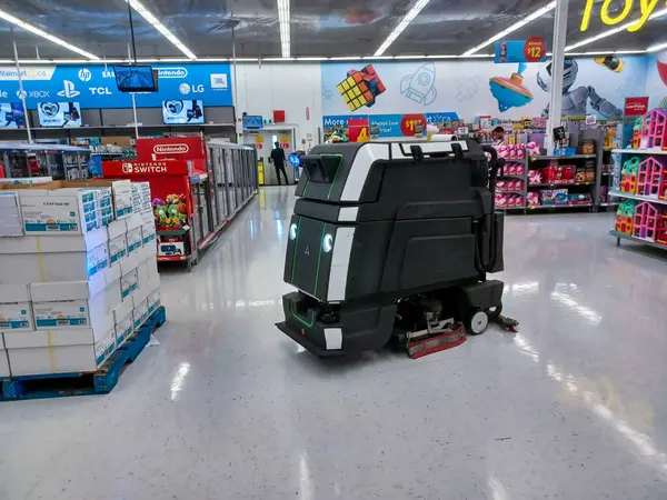 Toronto, On, Kanada - 9 Eylül 2024: Büyük bir robot elektrik süpürgesi bir mağazanın satış bölgesinde hareket ediyor.