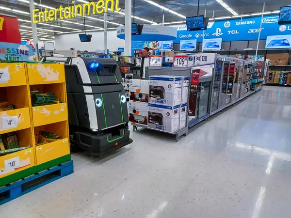 Toronto, On, Kanada - 9 Eylül 2024: Büyük bir robot elektrik süpürgesi bir mağazanın satış bölgesinde hareket ediyor.