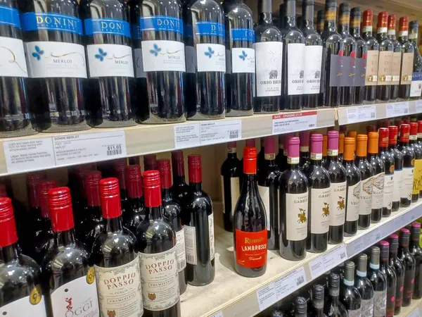 Toronto, On, Kanada - 30 Kasım 2024: LCBO alkol mağazasının iç görünümü