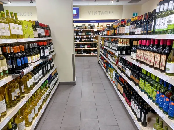 Toronto, On, Kanada - 30 Kasım 2024: LCBO alkol mağazasının iç görünümü