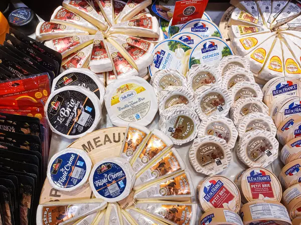 Toronto, On, Kanada - 28 Kasım 2024 Metro gıda mağazasındaki şarküteri ve peynir reyonuna bakın.