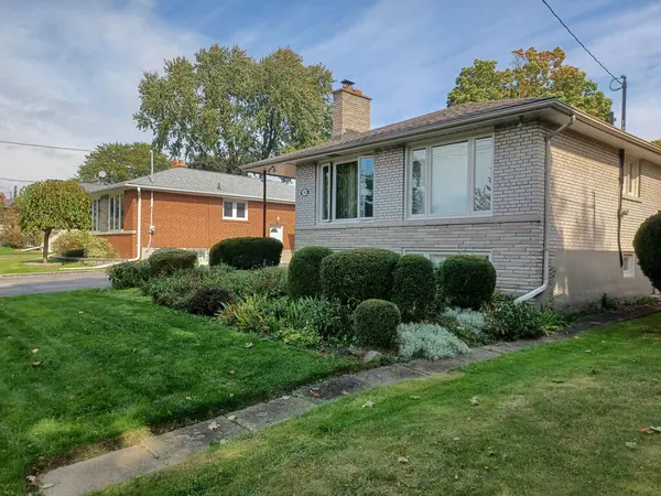 Toronto, ON, Kanada - 23 Mayıs 2024: Toronto Büyük Bölgesi 'nde yeni bir ev