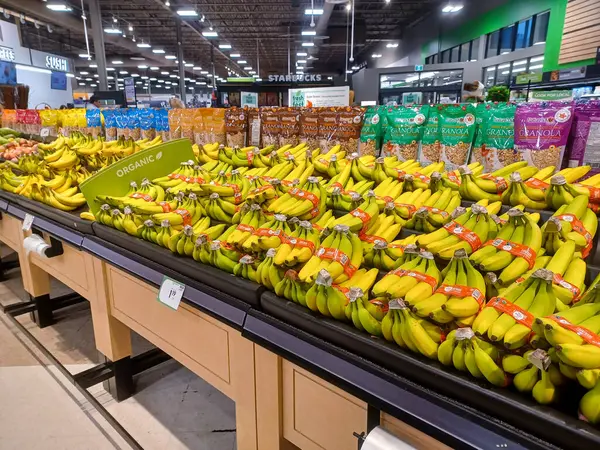 Toronto, On, Kanada - 23 Kasım 2024: Kanada mağazasındaki üretim departmanına bakın.