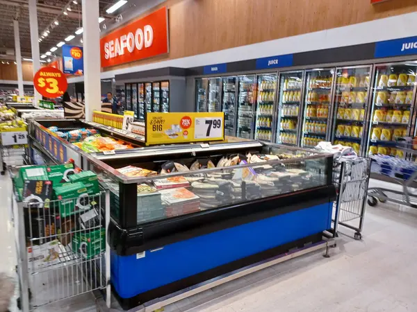 Toronto, On, Kanada - 27 Kasım 2024: Süpermarket reyonlarındaki bakkal reyonlarına bakın