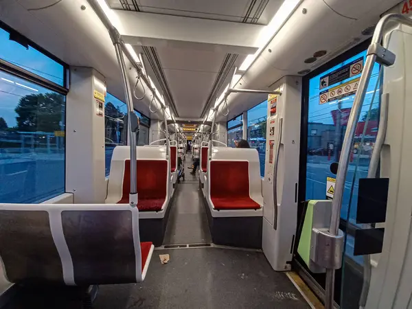 Toronto, ON, Kanada 19 Temmuz 2024: Toronto 'da modern bir tramvay kırmızı yastıklı koltukları ve temiz, iyi ışıklandırılmış iç mekanı ile neredeyse boş çalışıyor..