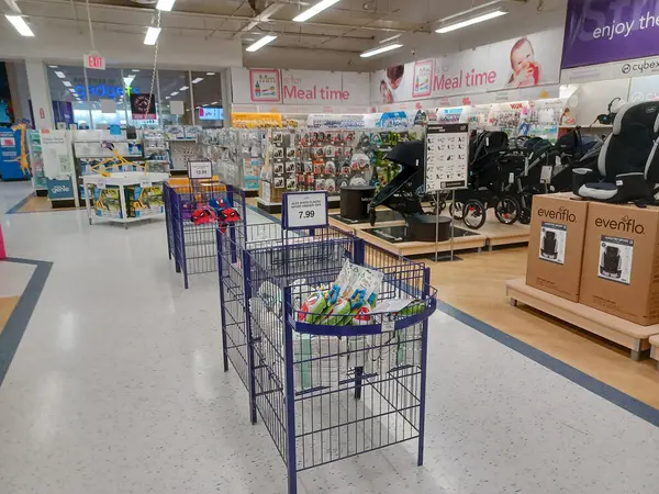 Toronto, On, Kanada - 27 Kasım 2024 Oyuncaklar R Us mağazasındaki oyuncaklarla birlikte raflara bakın.