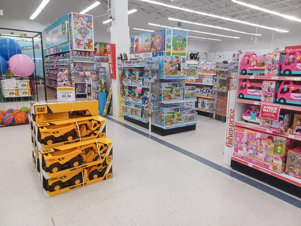 Toronto, On, Kanada - 27 Kasım 2024 Oyuncaklar R Us mağazasındaki oyuncaklarla birlikte raflara bakın.