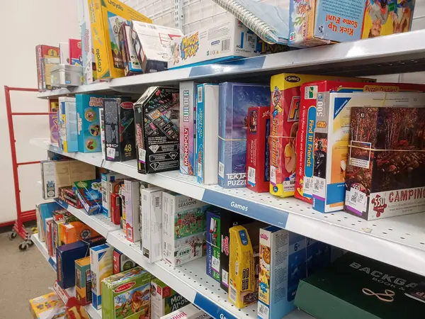 Toronto, On, Kanada - 27 Kasım 2024: Value Village ikinci el mağazasındaki oyuncak bölümüne bakın