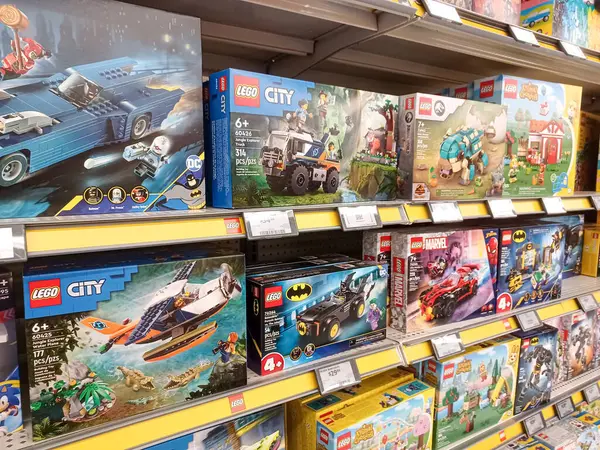 Toronto, On, Kanada - 4 Kasım 2024: Walmart süpermarketindeki oyuncaklarla raflara bakın.