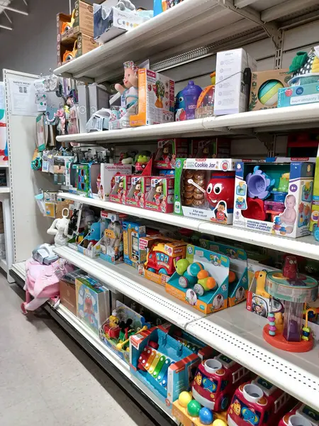 Toronto, On, Kanada - 11 Aralık 2024: Kazananlar perakende mağazasının raflarına bakın.