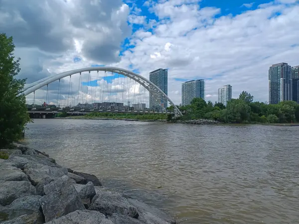 Ağaçlar, yumuşak akşam ışığı altında High Park 'taki sakin bir kayalık dereye yansıyor..