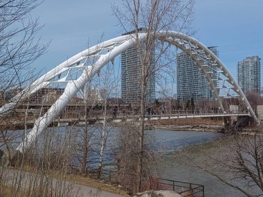 Toronto, ON, Kanada, 11 Temmuz 2024: İkonik Humber Körfezi Kemer Köprüsü, arka planda parçalı bulutlu bir gökyüzünün altında yüksek binalarla nehri gerer.