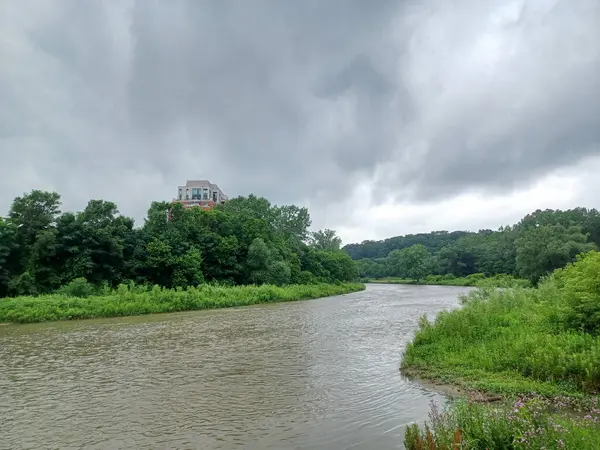 Su Humber Nehri 'nde, sık yeşil ormanlarla çevrili kavisli bir somon merdiveni üzerinden akar..