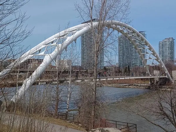 Toronto, ON, Kanada, 11 Temmuz 2024: İkonik Humber Körfezi Kemer Köprüsü, arka planda parçalı bulutlu bir gökyüzünün altında yüksek binalarla nehri gerer.