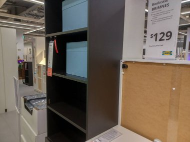 Toronto, On, Kanada - 21 Ağustos 2024: Ikea satış bölgesinde mobilya ve ev aksesuarları sunulmaktadır.