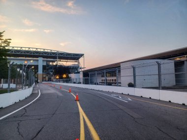 Toronto, ON, Kanada 14 Temmuz 2024: Honda Indy yarış pistinin güvenlik çitleri ve Kanada bayraklarıyla çevrili manzarası..