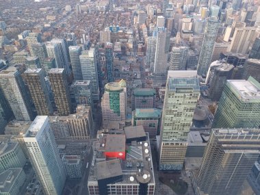 Toronto, ON, Kanada, 27 Kasım 2024: Açık bir öğleden sonra CN Kulesi gözlem güvertesinden Toronto şehir merkezinin geniş bir manzarası görülüyor..