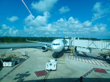Cancun, Quintana Roo, Meksika 26 Kasım 2024: Bir Boeing 787 Dreamliner güneşli bir sabah saatlerinde Cancun Uluslararası Havaalanı 'nın 63 numaralı kapısına park edilmiştir...