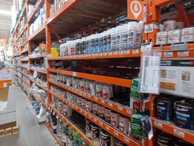 Toronto, On, Kanada - 21 Aralık 2024: Home Depot 'taki rafların ve rafların görüntüsü.