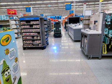 Toronto, On, Kanada - 9 Eylül 2024: Büyük bir robot elektrik süpürgesi bir mağazanın satış bölgesinde hareket ediyor.