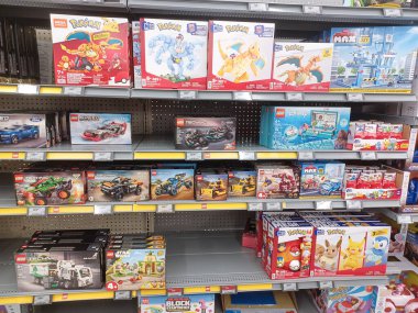 Toronto, On, Kanada - 28 Kasım 2024: Marshalls American alışveriş merkezindeki kıyafet koleksiyonu.