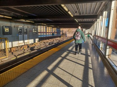 Toronto, ON, Kanada - 30 Kasım 2024: İçerideki Old Mill metro istasyonunda (Yeşil Hat) görüntüle