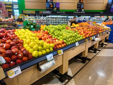 Toronto, On, Kanada - 23 Kasım 2024: Kanada mağazasındaki üretim departmanına bakın.