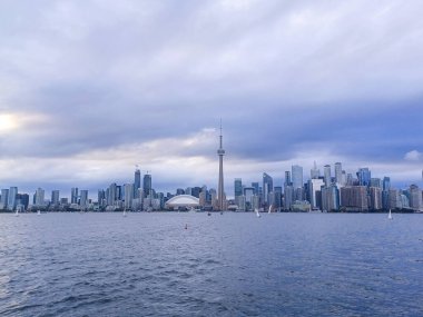 Toronto, ON, Kanada 8 Ağustos 2024: CN Kulesi ve Toronto silueti Ontario Gölü 'nden izlenen dramatik yaz bulutlarının altında duruyor..