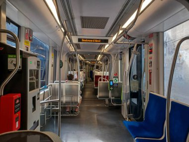 Toronto, ON, Kanada 19 Temmuz 2024: Toronto 'da modern bir tramvay kırmızı yastıklı koltukları ve temiz, iyi ışıklandırılmış iç mekanı ile neredeyse boş çalışıyor..