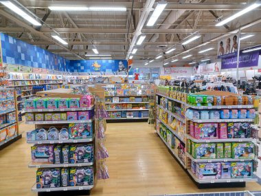 Toronto, On, Kanada - 27 Kasım 2024 Oyuncaklar R Us mağazasındaki oyuncaklarla birlikte raflara bakın.