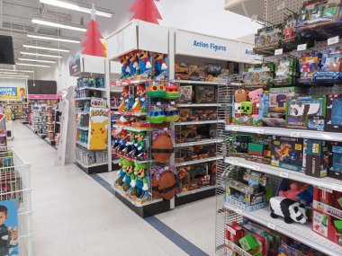 Toronto, On, Kanada - 27 Kasım 2024 Oyuncaklar R Us mağazasındaki oyuncaklarla birlikte raflara bakın.