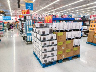 Toronto, On, Kanada - 30 Kasım 2024: Walmart süpermarketindeki malzeme bölümüne bakın.