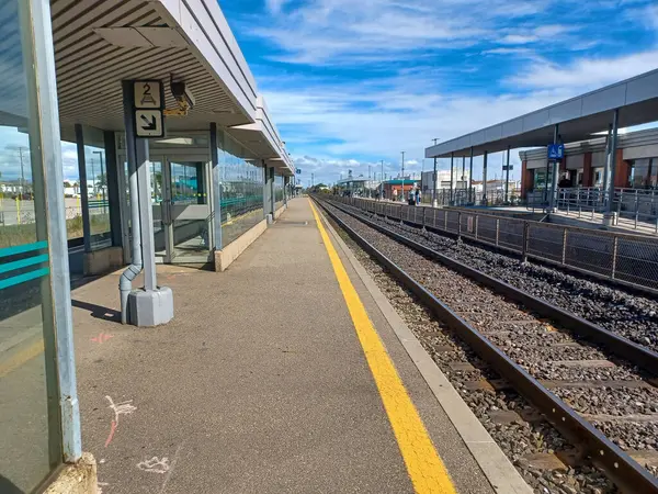 Burlington, ON, Kanada 2 Ağustos 2024: Bronte GO tren istasyonunun görüntüsü.