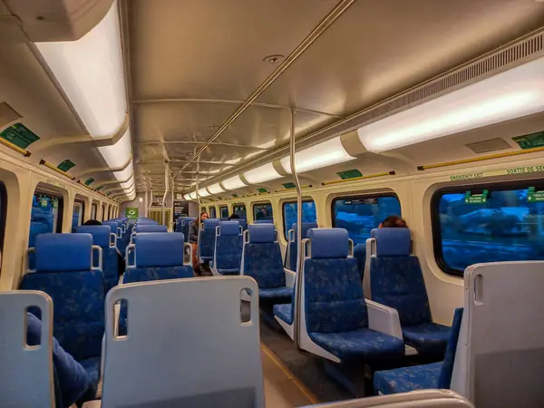 Toronto, ON, Kanada - 19 Mart 2025: Go tren vagonunun iç görünümü