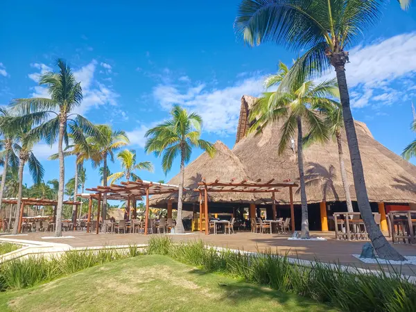 Playa del Carmen, Quintana Roo, Meksika - 20 Kasım 2024: Sonbahar sezonunda Barcelo Maya Oteli bölgesinde