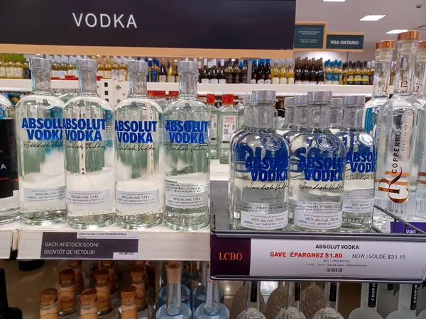 Toronto, On, Kanada - 30 Kasım 2024: LCBO alkol mağazasının iç görünümü
