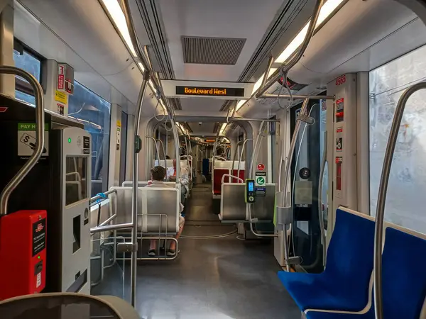 Toronto, ON, Kanada 19 Temmuz 2024: Toronto 'da modern bir tramvay kırmızı yastıklı koltukları ve temiz, iyi ışıklandırılmış iç mekanı ile neredeyse boş çalışıyor..
