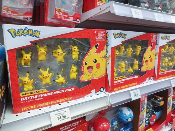Toronto, On, Kanada - 27 Kasım 2024 Oyuncaklar R Us mağazasındaki oyuncaklarla birlikte raflara bakın.