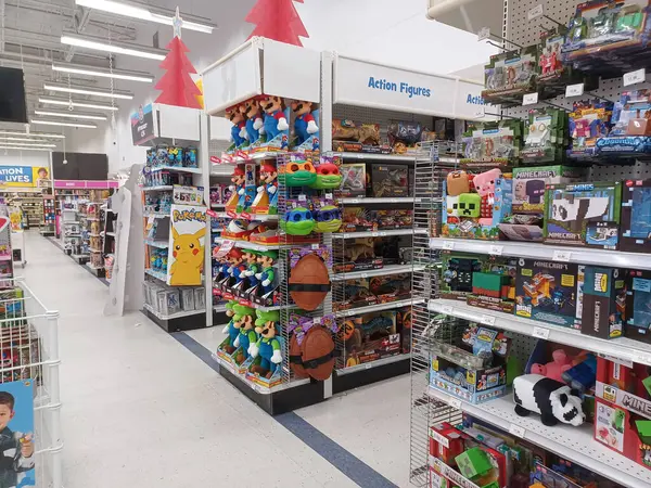 Toronto, On, Kanada - 27 Kasım 2024 Oyuncaklar R Us mağazasındaki oyuncaklarla birlikte raflara bakın.